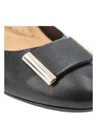 Czółenka damskie Armodo, cholewka skóra naturalna gładka klasyczny fason stabilny obcas metalowa ozdoba z przodu jednolita forma miękkie wykończenie. Kolor: czarny. Materiał: skóra. Szerokość cholewki: normalna. Wzór: gładki, jednolity, aplikacja. Obcas: na obcasie. Styl: klasyczny. Wysokość obcasa: średni #3