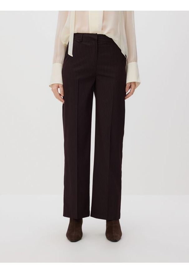 Reserved - Spodnie w prążek - burgundowy. Kolor: czerwony. Materiał: dzianina, wiskoza. Wzór: prążki