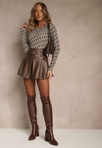 Renee - Biało-Brązowa Bluzka Longsleeve z Bawełny Ozdobiony Literowym Wzorem Javelina. Okazja: na co dzień. Kolor: biały. Materiał: bawełna. Długość rękawa: długi rękaw. Wzór: aplikacja. Styl: klasyczny, casual, elegancki #4
