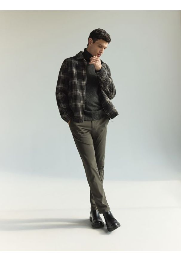 Reserved - Spodnie chino slim fit - zielony. Kolor: zielony. Materiał: tkanina, bawełna