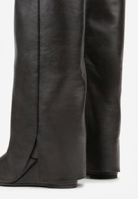 Renee - Brązowe Kozaki na Koturnie z Cholewką Imitującą Nogawkę z Aplikacją Testarria. Okazja: na randkę. Kolor: brązowy. Materiał: jeans. Szerokość cholewki: normalna. Wzór: aplikacja. Obcas: na koturnie. Styl: rockowy. Wysokość obcasa: średni #3