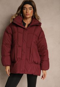 Renee - Bordowa Puchowa Kurtka Oversize z Pikowanymi Przeszyciami i Kapturem Galeana. Okazja: na co dzień. Kolor: czerwony. Materiał: puch. Sezon: zima. Styl: elegancki, casual