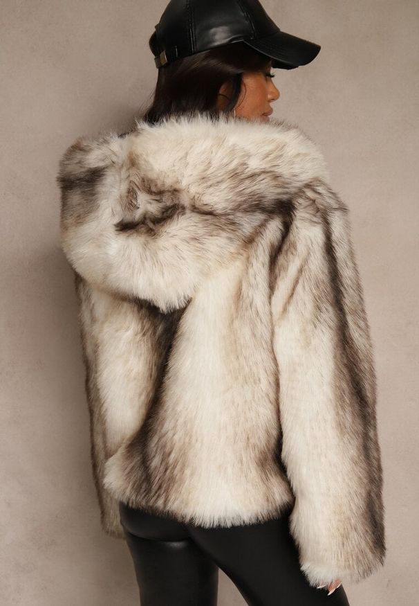 Renee - Jasnobeżowa Kurtka Futerko z Nieodpinanym Kapturem Tusnema. Okazja: na co dzień. Kolor: beżowy. Materiał: futro. Wzór: aplikacja. Styl: casual, elegancki