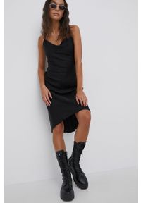 Tommy Jeans sukienka kolor czarny midi rozkloszowana. Kolor: czarny. Materiał: tkanina, wiskoza. Długość rękawa: na ramiączkach. Wzór: gładki. Typ sukienki: rozkloszowane. Długość: midi #5