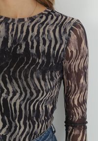 Born2be - Szaro-Czarna Bluzka z Dwuwarstwowej Wzorzystej Siateczki Nirani. Kolor: szary. Wzór: aplikacja, paski #5