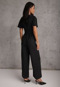 Renee - Czarny Kombinezon VICES Ozdobiony Paskiem i Klamrą o Nieregularnym Kształcie Metilaeno. Kolor: czarny. Wzór: aplikacja #6