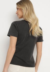 Born2be - Czarny Bawełniany T-shirt z Metalicznym Napisem i Motylem Zarevalia. Okazja: na co dzień. Kolor: czarny. Materiał: bawełna. Wzór: napisy. Styl: sportowy, klasyczny, elegancki, casual