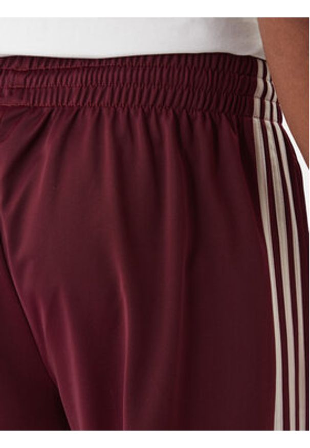 Adidas - adidas Spodnie dresowe KE1651 Bordowy Regular Fit. Kolor: czerwony. Materiał: syntetyk
