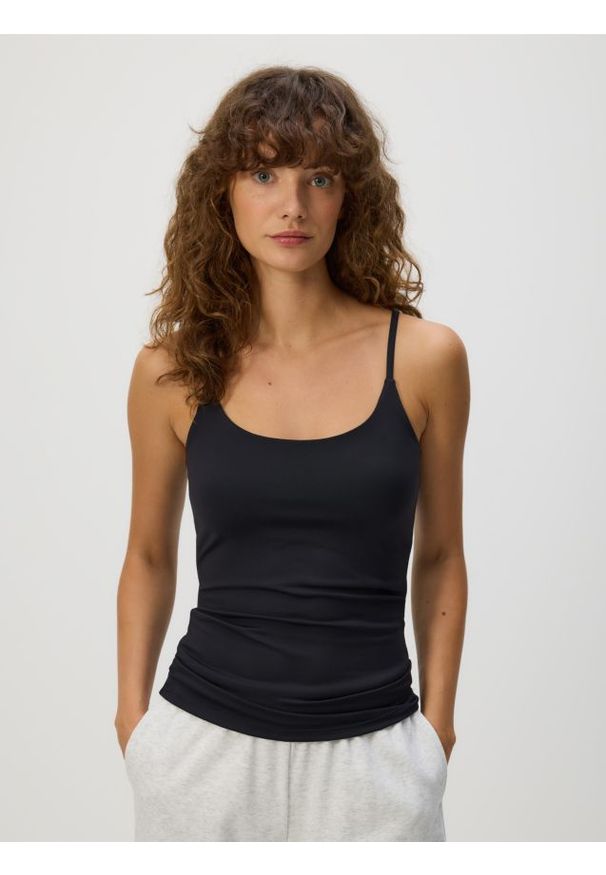 Reserved - Gładki top na ramiączkach - czarny. Kolor: czarny. Materiał: dzianina. Długość rękawa: na ramiączkach. Wzór: gładki