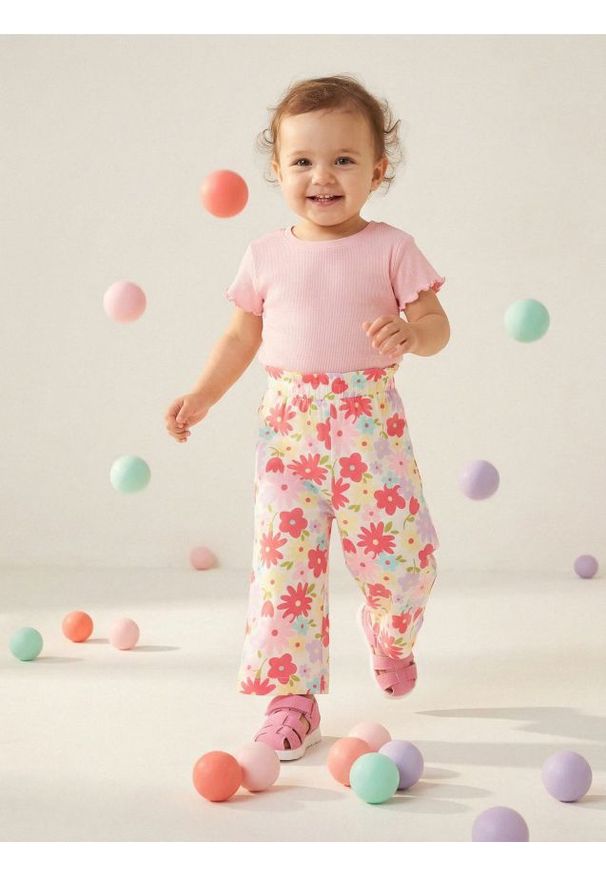 Sinsay - Spodnie papierbag z nadrukiem kwiatowym z wiskozy - wielobarwny. Materiał: wiskoza. Wzór: kwiaty, nadruk