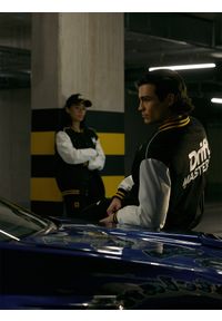 4f - 4F Kurtka przejściowa bomberka uniseks 4F x Drift Masters - czarna M. Okazja: na co dzień. Typ kołnierza: kołnierzyk stójkowy, bez kaptura. Kolor: czarny. Materiał: poliester, syntetyk, materiał. Wzór: nadruk. Styl: casual, klasyczny, sportowy #1