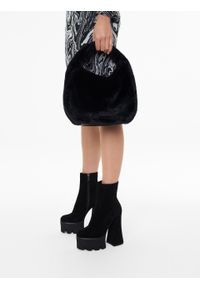 Kazar - Zamszowe czarne botki na wysokiej platformie z trepem. Kolor: czarny. Materiał: zamsz. Szerokość cholewki: normalna. Obcas: na platformie. Wysokość obcasa: średni #5