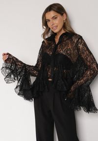 Born2be - Czarna Koronkowa Koszula Ozdobiona Falbankami Ezirena. Typ kołnierza: kołnierz z falbankami. Kolor: czarny. Materiał: koronka. Wzór: aplikacja. Styl: elegancki #2