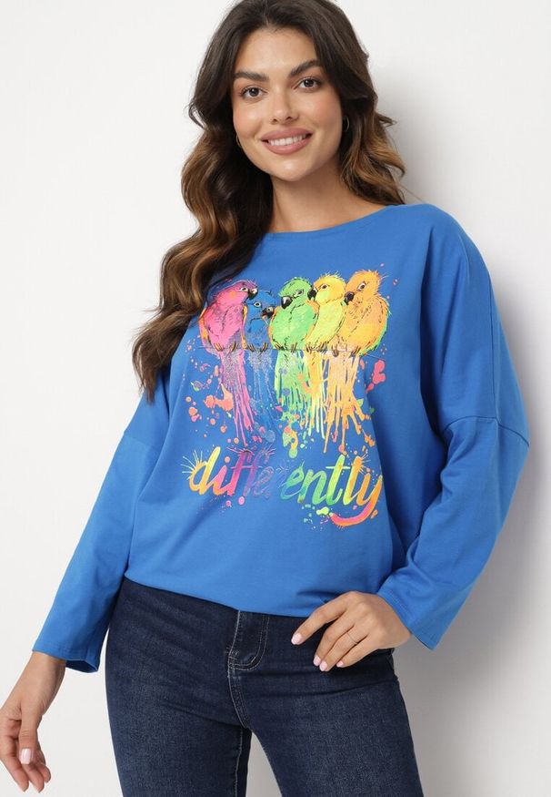 Born2be - Niebieska Bluzka Oversize z Bawełny z Kolorowym Nadrukiem i Brokatem Tailine. Okazja: na co dzień. Kolor: niebieski. Materiał: bawełna. Wzór: nadruk, kolorowy. Styl: glamour, casual