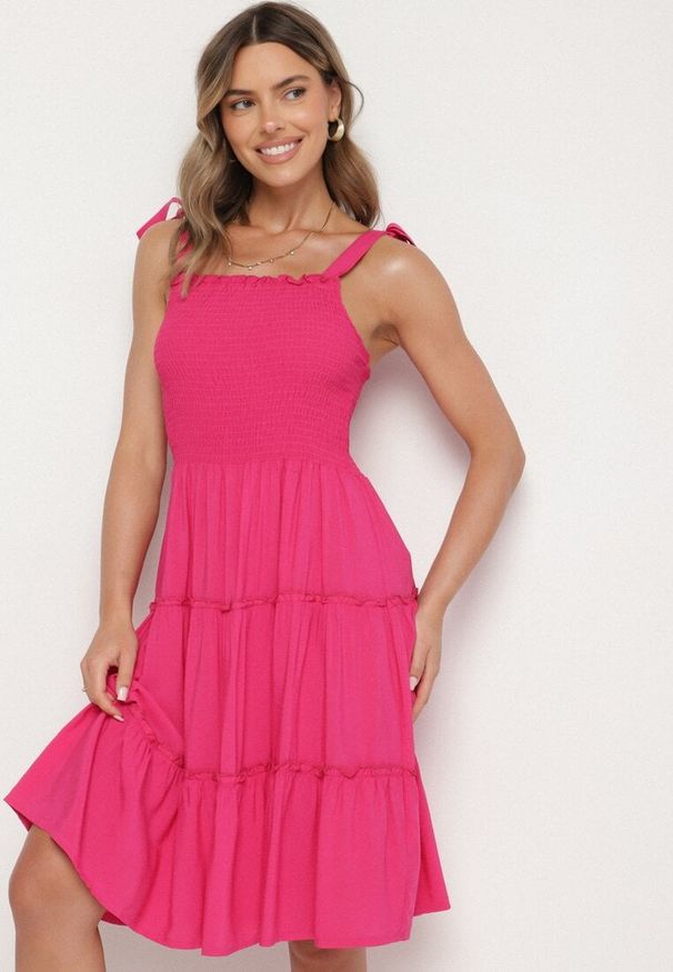Born2be - Fuksjowa Rozkloszowana Sukienka z Wiskozą na Wiązanych Ramiączkach Aralisse. Okazja: na co dzień. Typ kołnierza: dekolt kwadratowy. Kolor: różowy. Materiał: wiskoza. Długość rękawa: na ramiączkach. Typ sukienki: rozkloszowane. Styl: casual, klasyczny