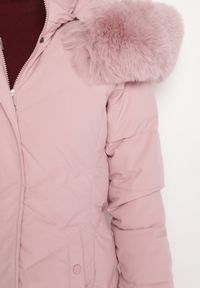 Born2be - Ciemnoróżowa Taliowana Kurtka z Pikowanymi Przeszyciami z Kapturem i Futerkiem Inalora. Okazja: na co dzień. Typ kołnierza: kaptur. Kolor: różowy. Materiał: futro. Długość rękawa: długi rękaw. Długość: długie. Wzór: aplikacja. Styl: elegancki, casual #6