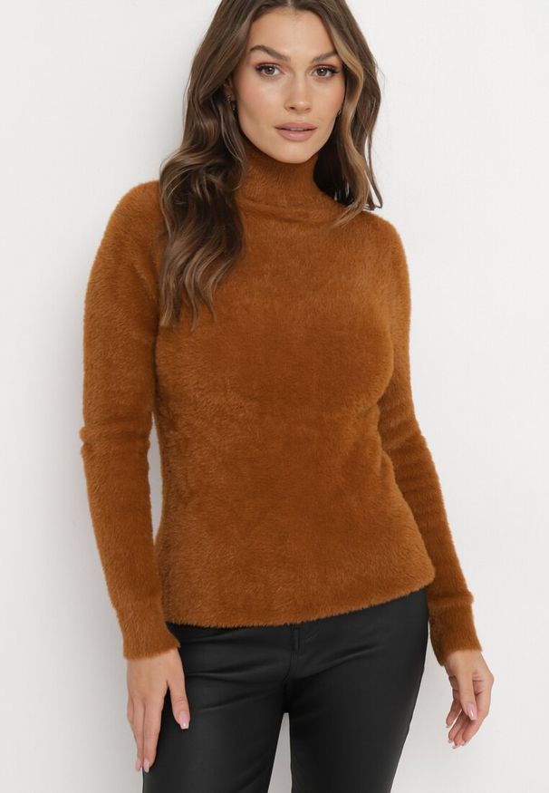 Born2be - Brązowy Elastyczny Golf z Puszystej Tkaniny z Wełną Doulcet. Typ kołnierza: golf. Kolekcja: plus size. Kolor: brązowy. Materiał: wełna, tkanina