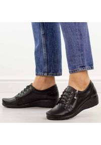 Czarne Polskie półbuty damskie Gregors 759. Okazja: na co dzień. Nosek buta: okrągły. Kolor: czarny. Szerokość cholewki: normalna. Materiał: skóra. Sezon: wiosna, jesień, lato. Obcas: na koturnie. Styl: casual, elegancki, klasyczny. Wysokość obcasa: średni #1