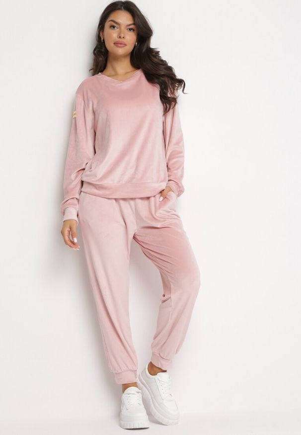 Born2be - Jasnoróżowy Komplet Dresowy z Welurowej Dzianiny Bluza i Joggery Iramba. Kolor: różowy. Materiał: dresówka, welur, dzianina