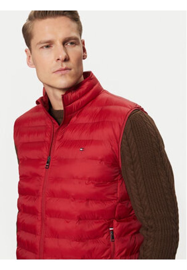TOMMY HILFIGER - Tommy Hilfiger Bezrękawnik MW0MW37677 Czerwony Regular Fit. Kolor: czerwony. Materiał: syntetyk. Długość rękawa: bez rękawów
