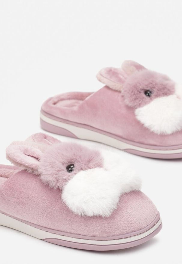 Born2be - Różowe Kapcie Chlorythia. Okazja: na co dzień. Zapięcie: bez zapięcia. Kolor: różowy. Materiał: materiał, welur. Wzór: aplikacja. Styl: casual