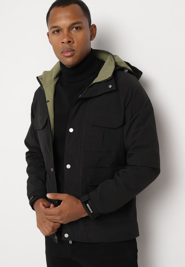 Born2be - Czarna Kurtka Wiatrówka Pikowana z Ociepleniem i Odpinanym Kapturem Bralinae. Okazja: na co dzień. Kolor: czarny. Styl: casual