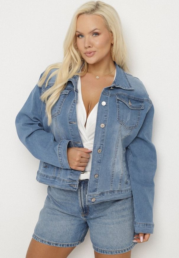 Born2be - Jasnoniebieska Jeansowa Kurtka z Bawełną Ozdobiona Przetarciami Ziarina. Okazja: na co dzień. Kolor: niebieski. Materiał: bawełna, jeans. Wzór: aplikacja. Styl: klasyczny, elegancki, casual