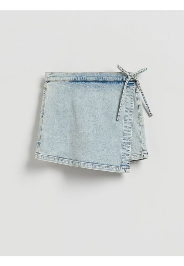 Reserved - Jeansowe szorty imitujące spódnicę - niebieski. Kolor: niebieski. Materiał: jeans