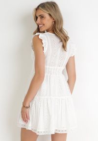 Born2be - Biała Sukienka Agniga. Typ kołnierza: kołnierz z falbankami, dekolt w kształcie V. Kolor: biały. Materiał: bawełna, materiał, koronka. Wzór: haft, koronka. Długość: mini #3