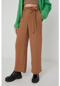 JDY spodnie damskie kolor brązowy szerokie high waist. Stan: podwyższony. Kolor: brązowy. Materiał: tkanina