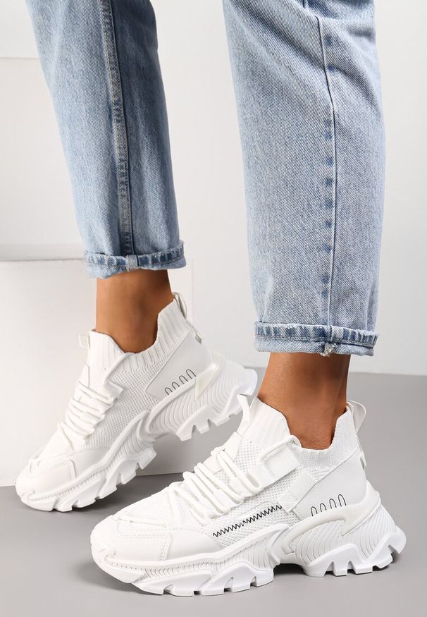 Renee - Białe Sneakersy Kharena. Zapięcie: bez zapięcia. Kolor: biały. Materiał: materiał. Szerokość cholewki: normalna. Wzór: aplikacja