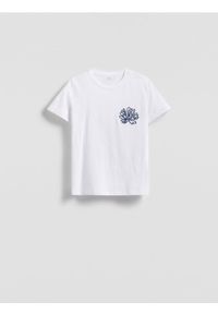 Reserved - T-shirt z naszywaną aplikacją - biały. Kolor: biały. Materiał: bawełna, dzianina. Wzór: aplikacja