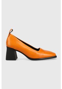 Vagabond Shoemakers czółenka skórzane HEDDA kolor pomarańczowy na słupku 5303.101.44. Kolor: pomarańczowy. Materiał: skóra. Obcas: na słupku. Wysokość obcasa: średni #1