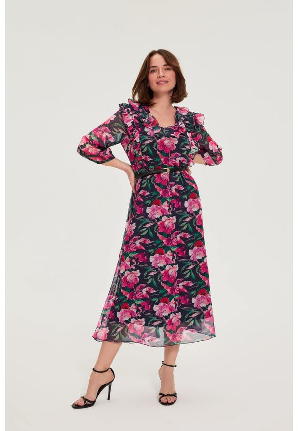 MOODO - Sukienka w kwiaty granatowa. Kolor: niebieski. Materiał: poliester. Wzór: kwiaty