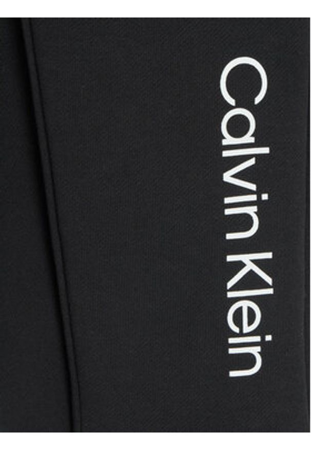 Calvin Klein Jeans Spodnie dresowe IU0IU00681 Czarny Regular Fit. Kolor: czarny. Materiał: bawełna
