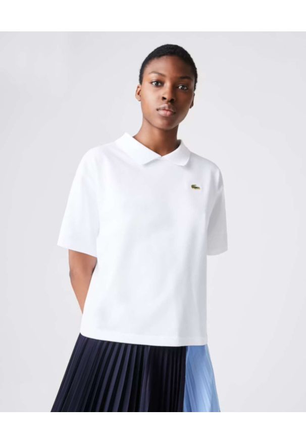 Lacoste - LACOSTE - Biała koszulka polo z logo Boxy Fit. Typ kołnierza: polo. Kolor: biały. Materiał: bawełna. Wzór: aplikacja