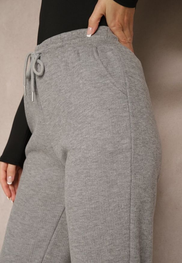 Renee - Szare Spodnie Dresowe Typu Joggery z Polarową Wyściółką Esarae. Stan: podwyższony. Kolor: szary. Materiał: dresówka, polar. Styl: elegancki