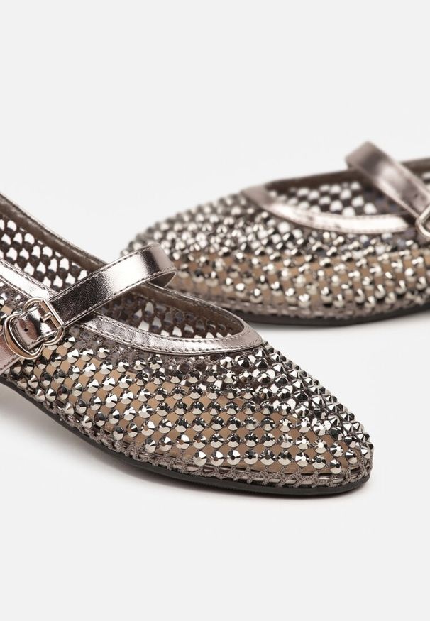 Renee - Srebrne Siateczkowe Balerinki z Paskiem z Błyszczącymi Cyrkoniami Lisabia. Okazja: na co dzień. Zapięcie: pasek. Kolor: srebrny. Materiał: jeans. Wzór: aplikacja. Styl: elegancki, klasyczny, casual