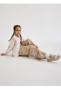 Reserved - Jeansy jogger z kieszeniami - beżowy. Kolor: beżowy