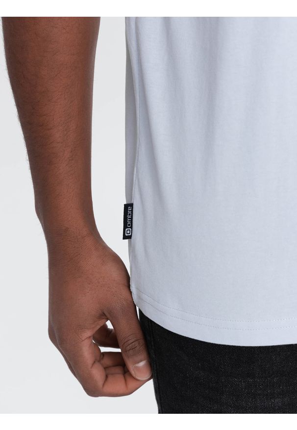 Ombre Clothing - Casualowy t-shirt męski z naszywką na kieszeni – błękitny V9 OM-TSCT-0109 - XXL. Okazja: na co dzień. Kolor: niebieski. Materiał: jersey, skóra, bawełna, guma. Wzór: aplikacja. Styl: casual