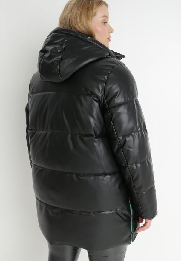 Born2be - Czarno-Zielona Kurtka Zimowa Pikowana Hirorve. Typ kołnierza: kołnierzyk stójkowy. Kolekcja: plus size. Kolor: czarny. Sezon: zima