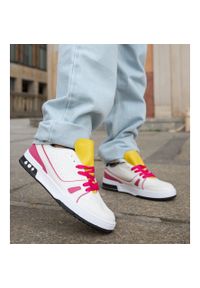 Inna Biało-różowe sneakersy z żółtym językiem Archie białe. Okazja: na co dzień. Kolor: biały. Sezon: lato. Sport: turystyka piesza #5