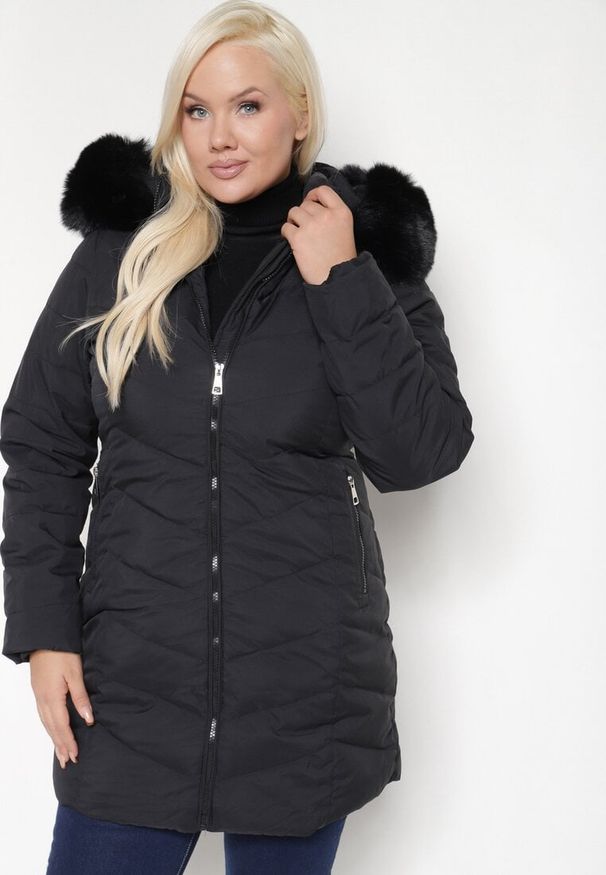 Born2be - Czarna Zimowa Kurtka Pikowana o Długim Kroju z Odpinanym Kapturem i Futrem Torika. Okazja: na co dzień. Kolekcja: plus size. Kolor: czarny. Materiał: futro. Długość: długie. Wzór: aplikacja. Sezon: zima. Styl: casual