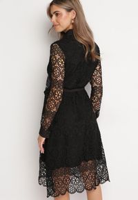 Born2be - Czarna Koszulowa Rozkloszowana Sukienka Midi z Paskiem i Ozdobną Koronką oraz Guzikami Casuva. Okazja: na imprezę. Kolor: czarny. Materiał: koronka. Wzór: koronka. Typ sukienki: koszulowe. Styl: wizytowy, klasyczny, elegancki. Długość: midi #3