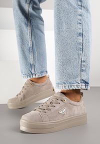 Born2be - Szare Zamszowe Sneakersy na Grubej Podeszwie z Metaliczną Ozdobą Messle. Okazja: na co dzień. Kolor: szary. Materiał: zamsz. Wzór: aplikacja
