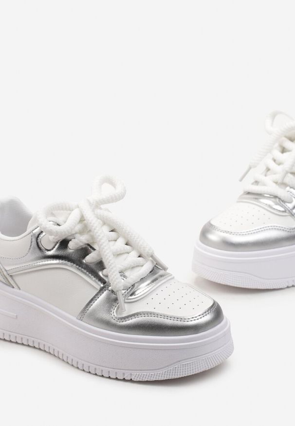 Renee - Biało-Srebrne Sznurowane Sneakersy na Platformie z Metalicznymi Wstawkami Arileva. Kolor: biały. Materiał: jeans. Obcas: na platformie