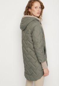 Born2be - Zielona Pikowana Kurtka z Przedłużonym Tyłem i Kapturem Melune. Okazja: na co dzień. Kolor: zielony. Materiał: jeans. Wzór: aplikacja. Styl: klasyczny, casual #5