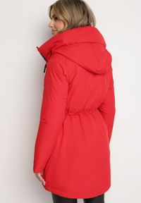 Born2be - Czerwona Kurtka Parka z Kapturem Kieszeniami i Ściągaczem w Talii Ravissia. Okazja: na co dzień, na spacer. Typ kołnierza: kaptur. Kolor: czerwony. Materiał: jeans. Styl: casual, elegancki, klasyczny #2