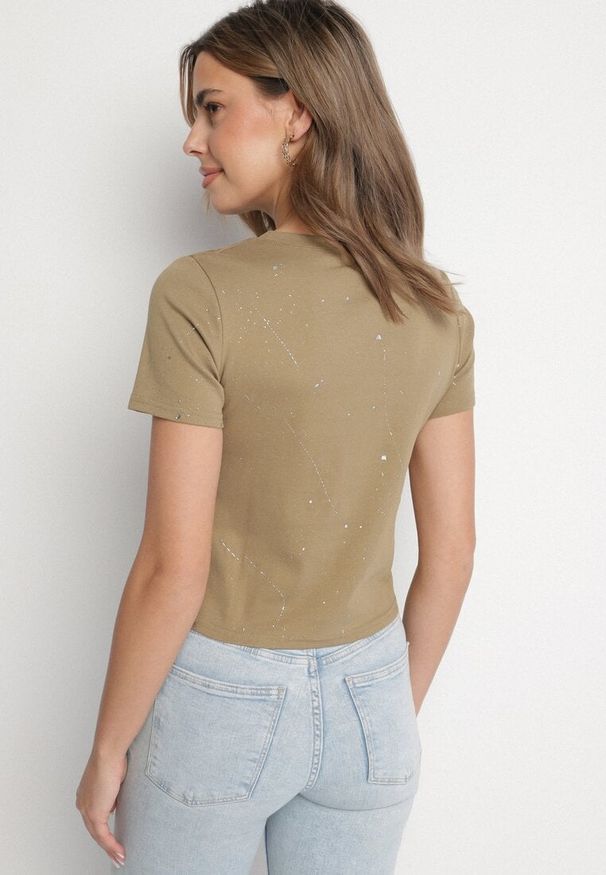Born2be - Ciemnozielony Bawełniany T-shirt Ozdobiony Cyrkoniami i Brokatem Halirea. Okazja: na co dzień. Kolor: zielony. Materiał: bawełna. Wzór: aplikacja. Styl: glamour, elegancki, sportowy, casual