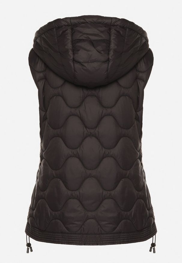 Born2be - Czarna Kamizelka z Odpinanym Kapturem Ozdobiona Pikowaniem Cirisse. Okazja: na spacer, na co dzień. Kolor: czarny. Materiał: jeans. Wzór: aplikacja. Styl: klasyczny, casual, elegancki